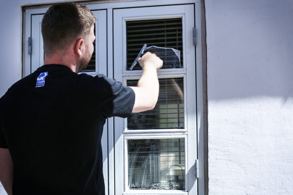 Q-Clean pudser vindue ved bolig.