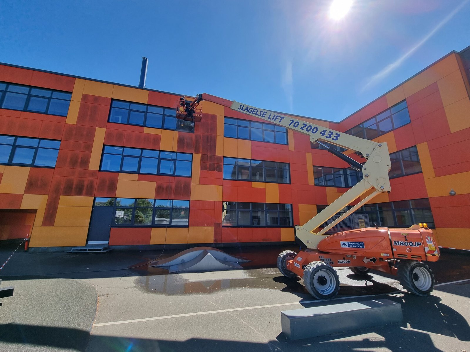 Facaderens udført af Q-Clean på Baggesensskolen i Korsør.