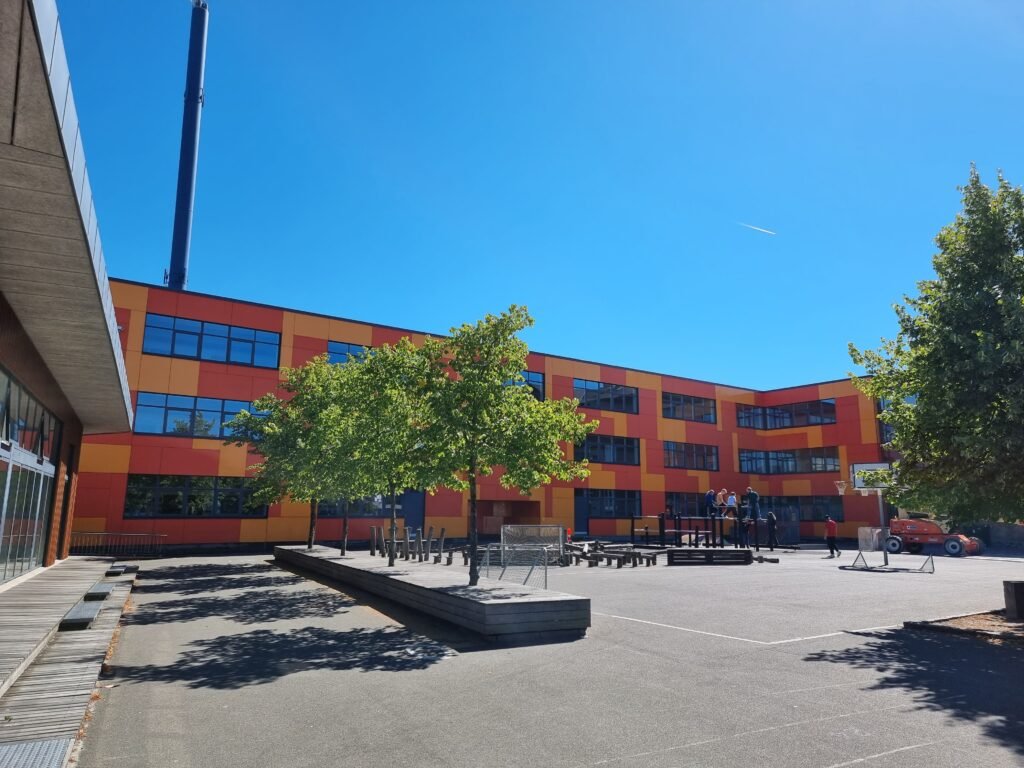 Moderne kontorbygning hvor Q-Clean udfører professionel erhvervsrengøring og facadearbejde.