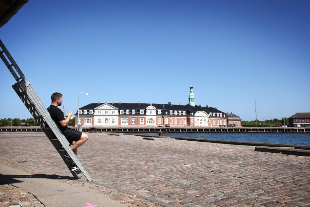 Medarbejder fra Q-Clean på pause under en opgave.