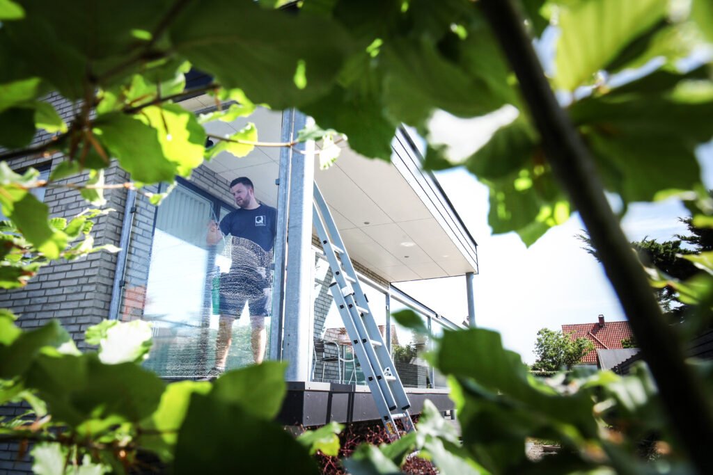 Q-Clean udfører vinduespolering ved bolig.