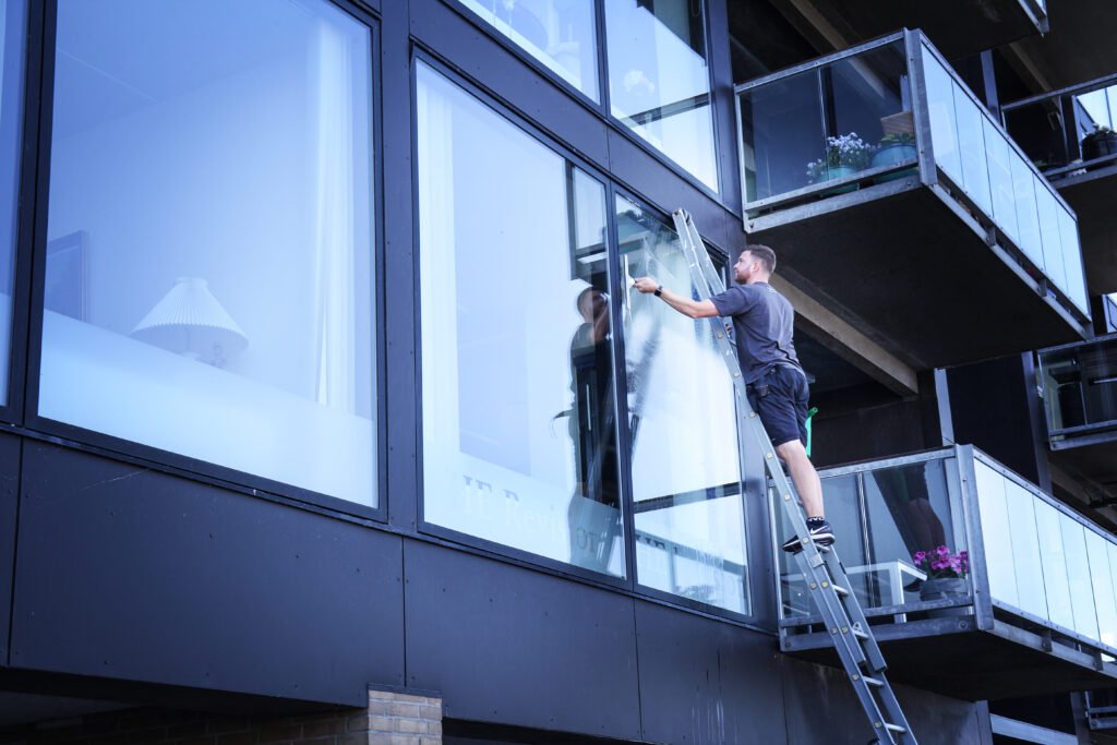 Q-Clean udfører vinduespudsning på større vinduesparti.