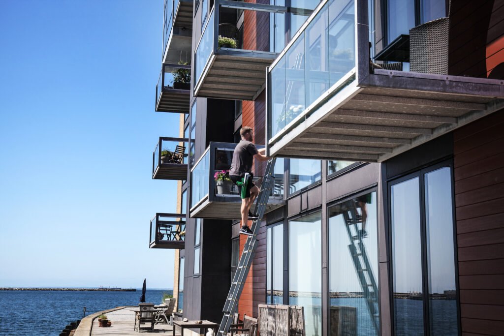 Vinduespolering på større ejendom udført af Q-Clean.