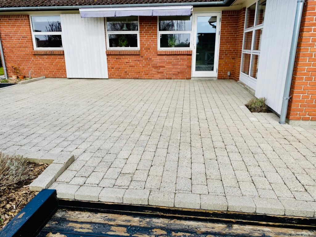 Fliserens udført af Q-Clean på terrasse.