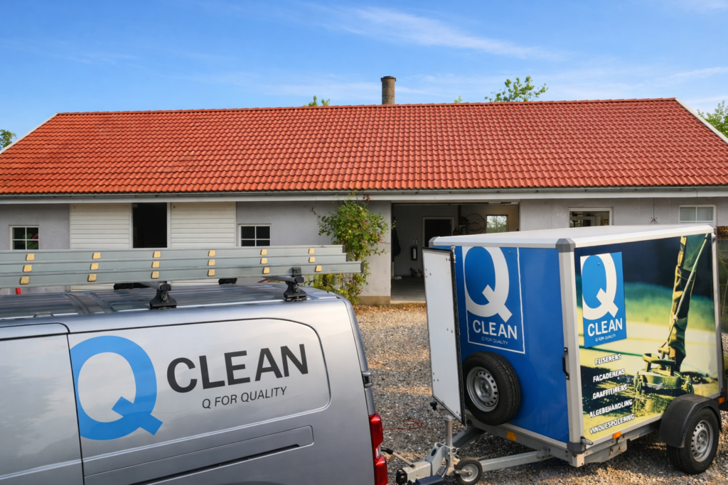 Q-Clean servicevogn klar til opgaver inden for erhvervsrengøring og ejendomsservice.