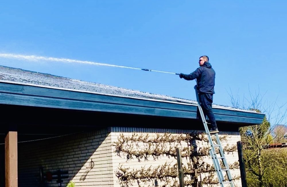 Q-Clean udfører algebehandling af tag med teleskoplanse.
