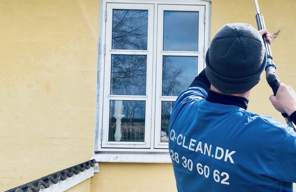 Q-Clean udfører algebehandling på tag ved bolig.