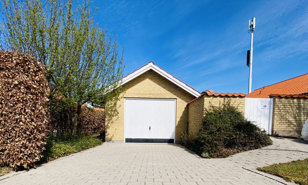 Fliserens udført af Q-Clean på indkørsel ved bolig.